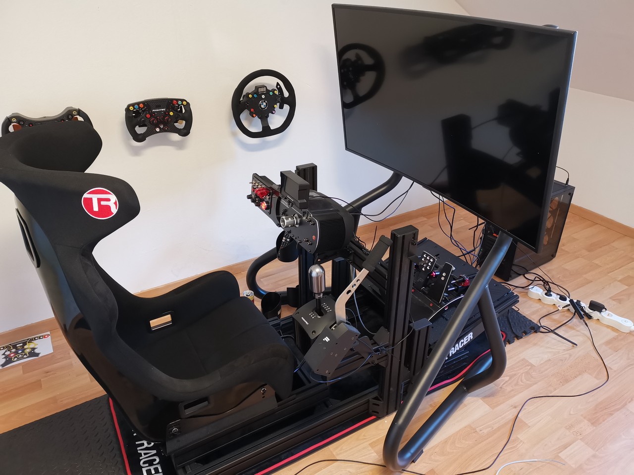 Race Room Cockpit Rennsimulator Sitz mit Logitech und Computer.